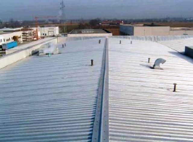 Dopo: Copertura a shed in cemento-amianto sostituita con un nuovo manto in lamiera