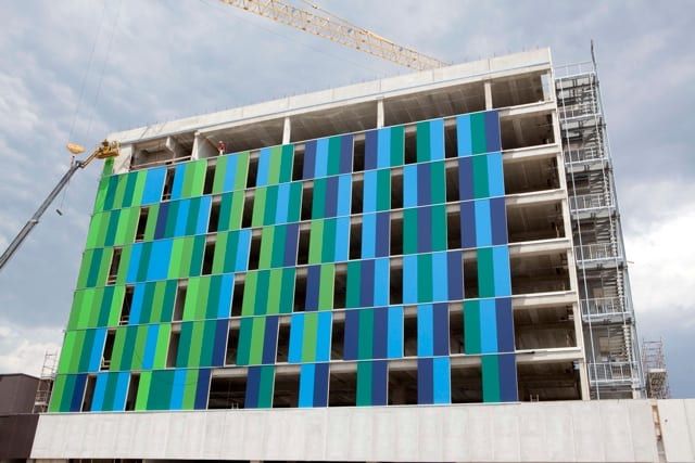 Edificio in costruzione con la facciata colorata a metà