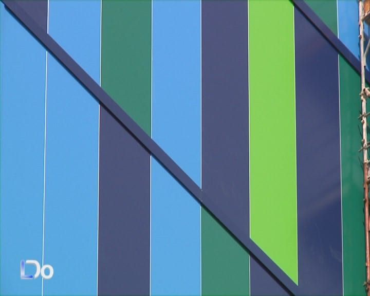 Dettaglio dei pannelli colorati e della scossalina diagonale