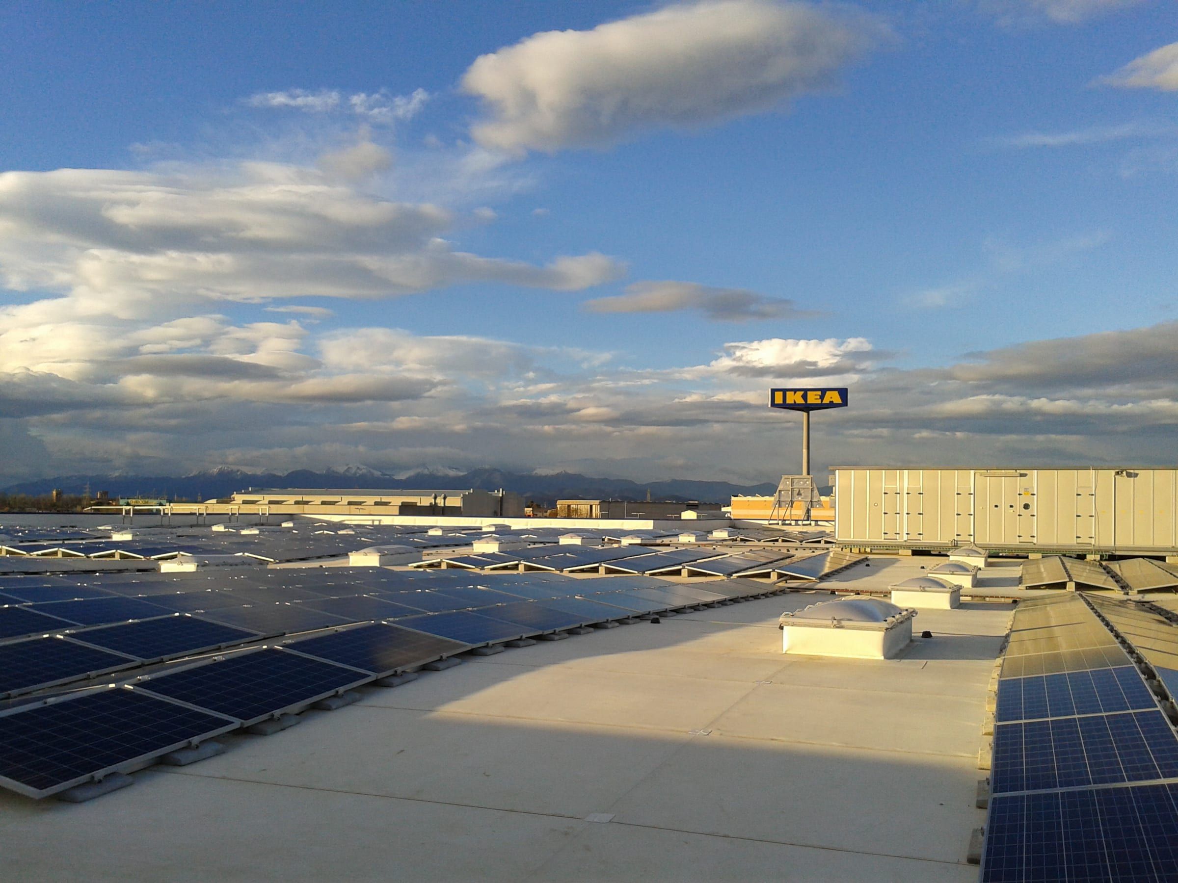 Copertura con lucernari e fotovoltaico, Appennino sullo sfondo