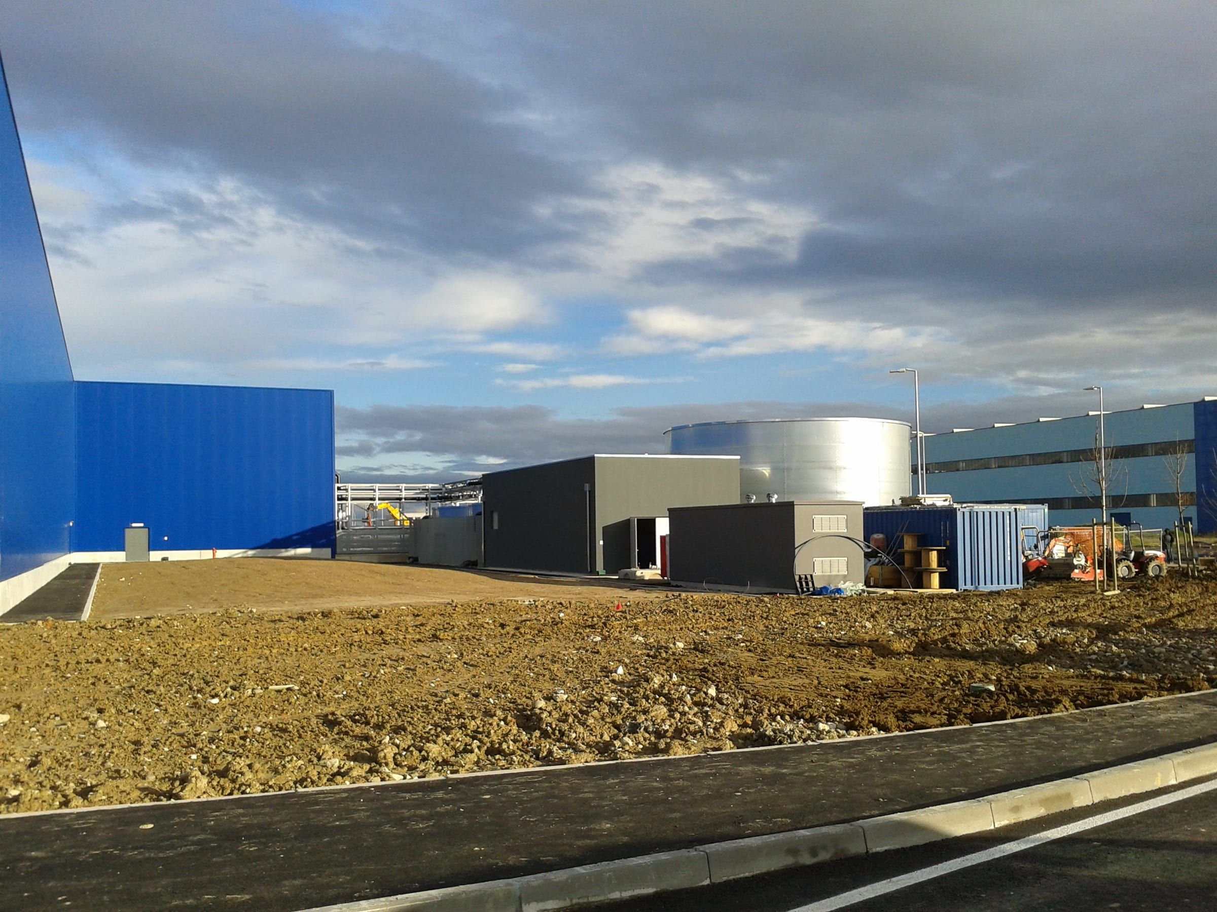 Area esterna in completamento accanto al volume blu