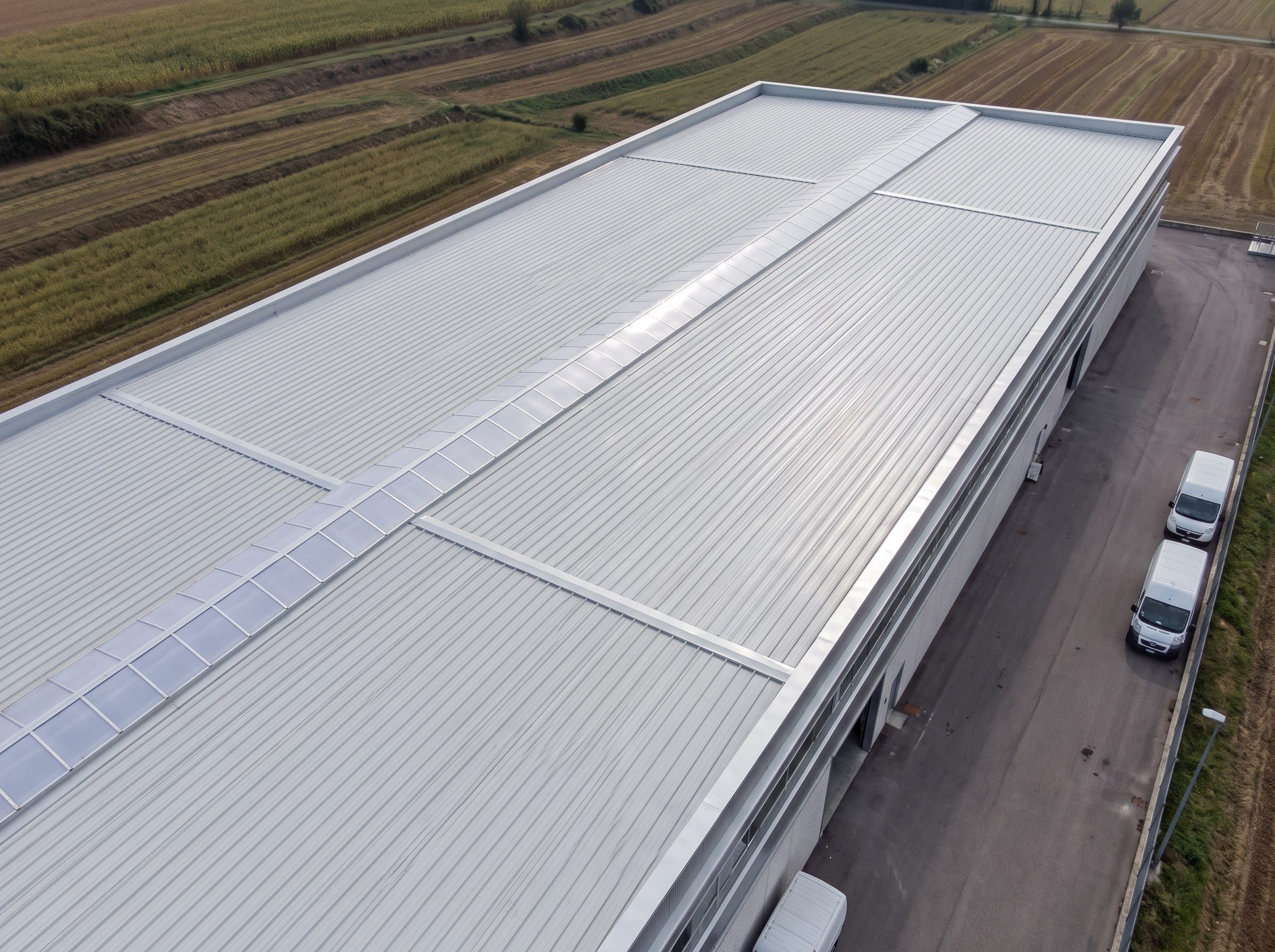 Vista drone di una copertura industriale in pannelli coibentati con lucernario continuo