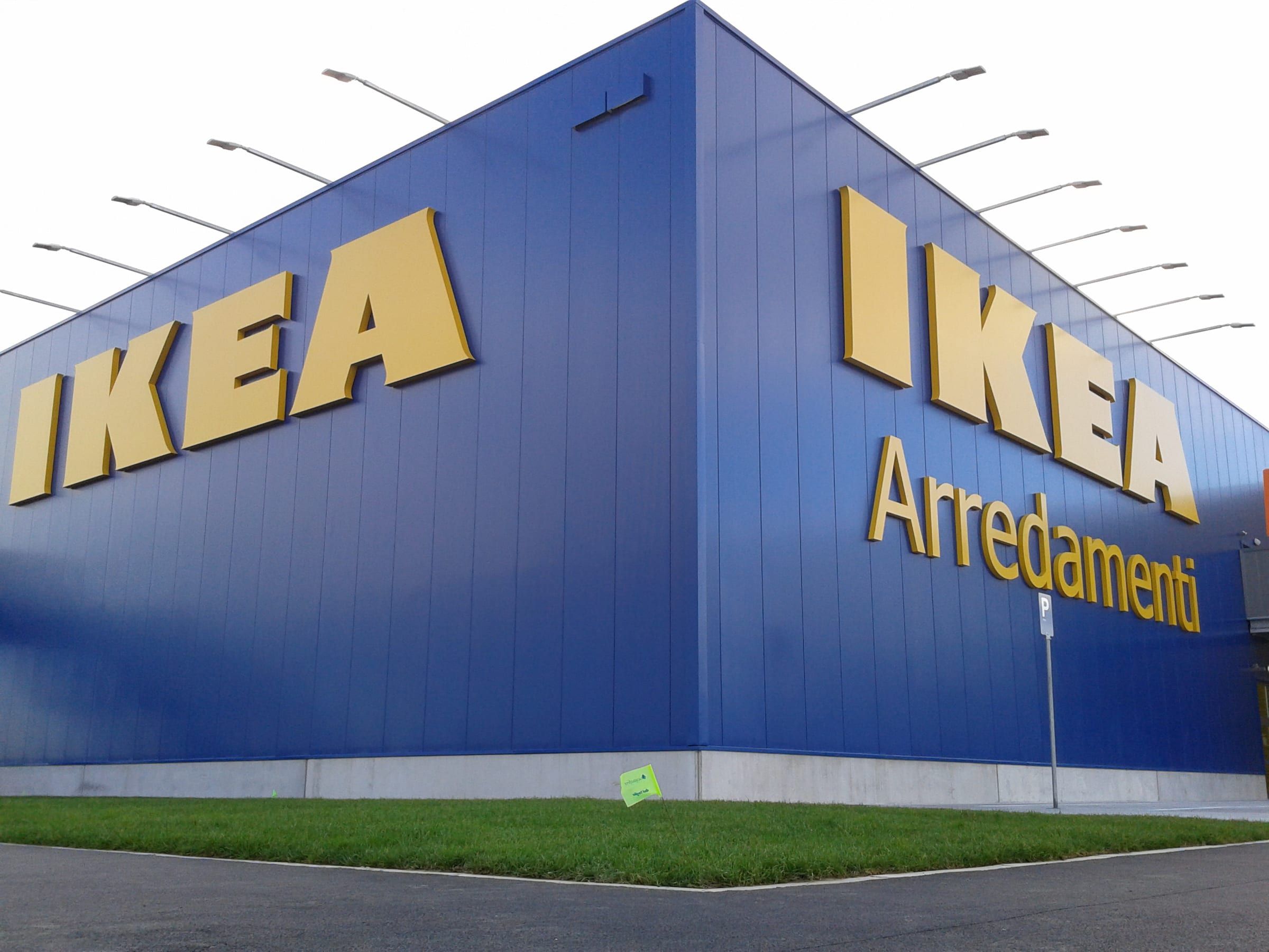 Angolo dello store con i tamponamenti blu appena completati
