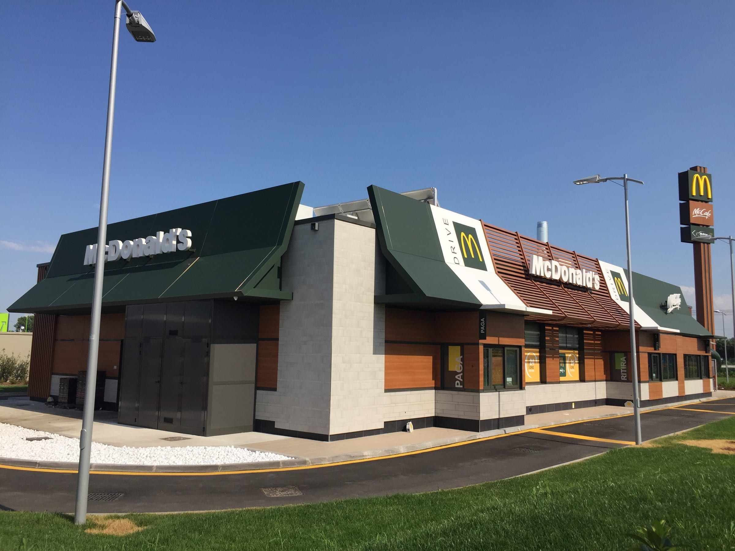 Ristorante finito con le pannellature di facciata