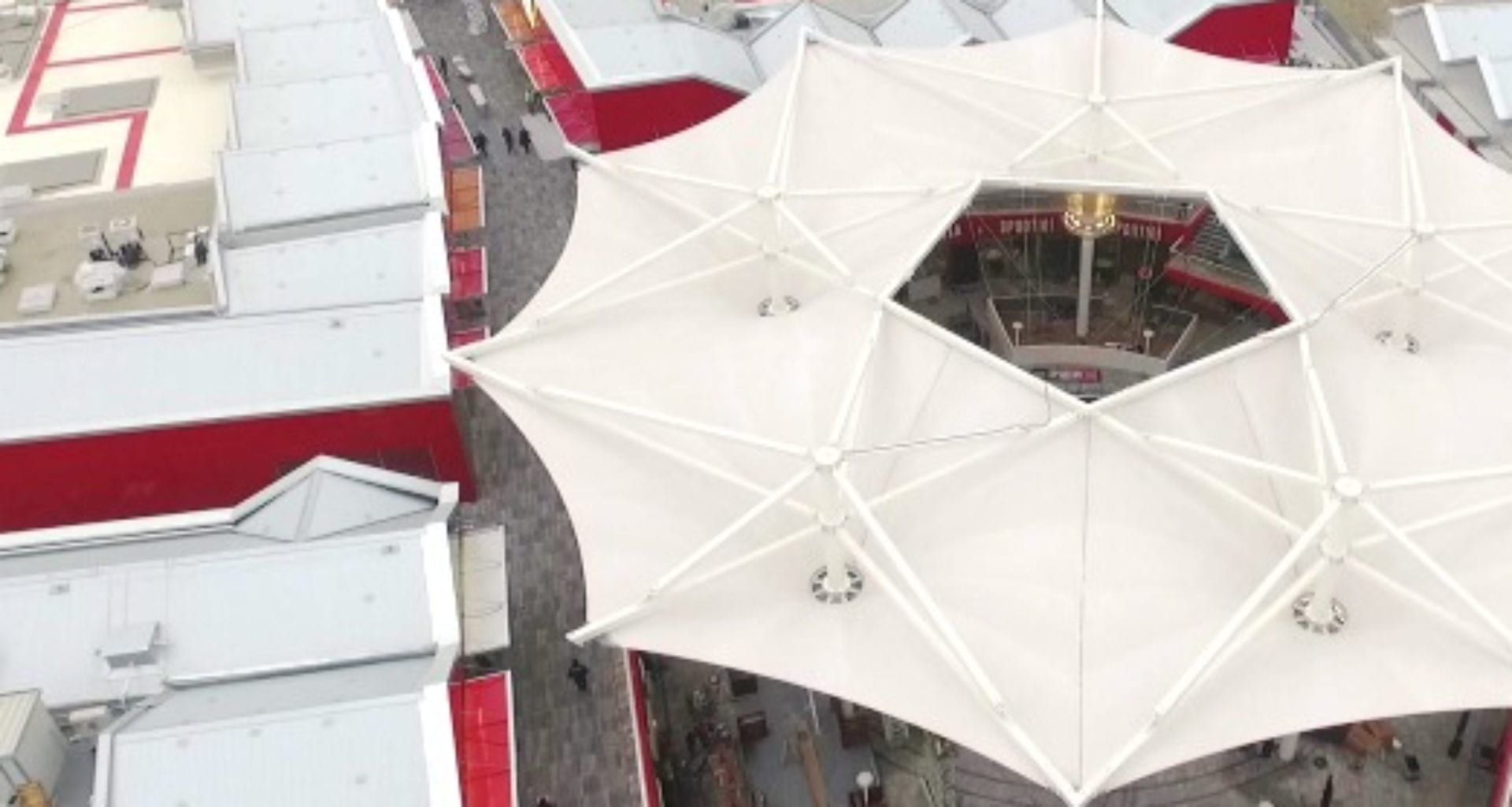 Vista aerea delle coperture in poliolefina attorno alla piazza