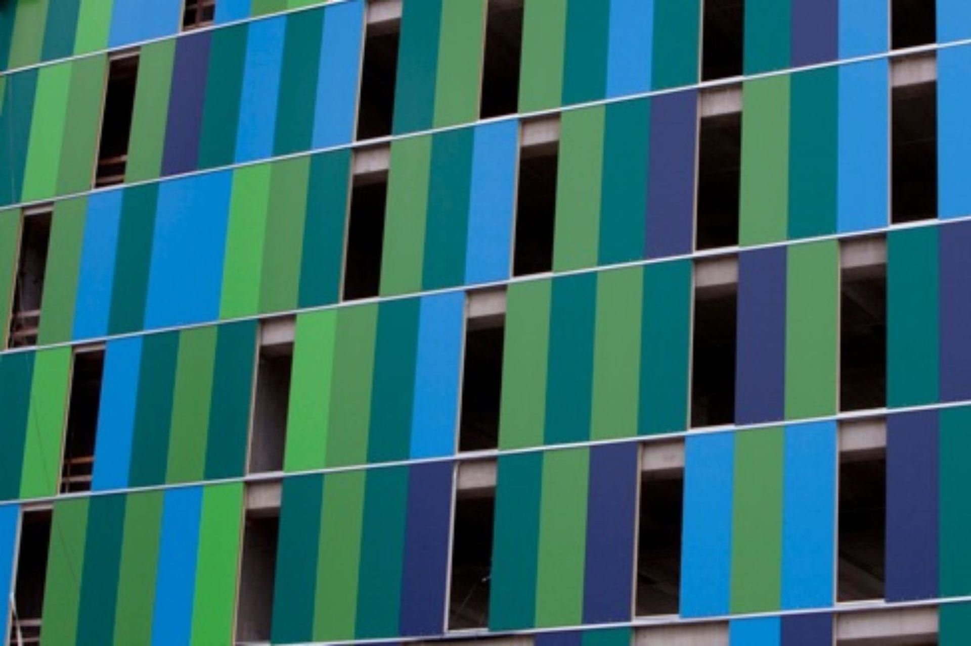 Facciata in pannelli colorati blu e verdi, dettaglio